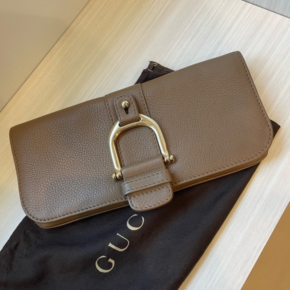 Gucci horse bit clutch in taupe grained calfskin - Picture 2 of 5